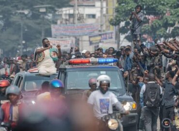 Martin Bakole, accueilli en fanfare à Kinshasa