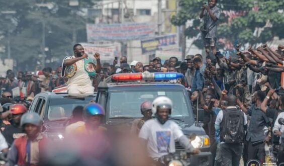 Martin Bakole, accueilli en fanfare à Kinshasa