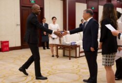 Patrick Muyaya, en Chine pour renforcer les collaborations médiatiques