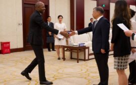 Patrick Muyaya, en Chine pour renforcer les collaborations médiatiques