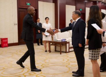 Patrick Muyaya, en Chine pour renforcer les collaborations médiatiques