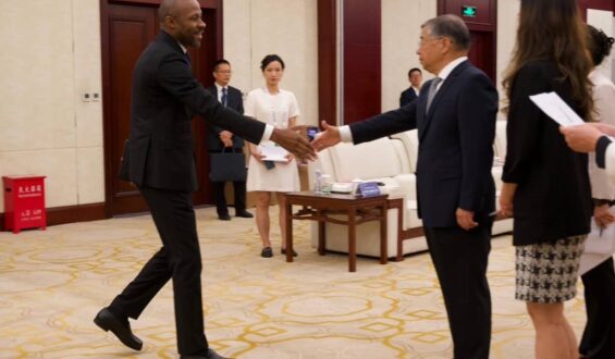 Patrick Muyaya, en Chine pour renforcer les collaborations médiatiques