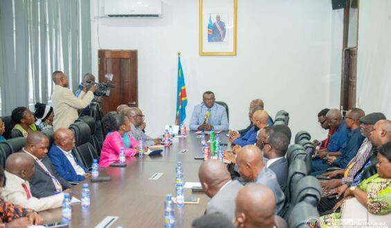 La bancarisation de la paie des agents de l’État en République Démocratique du Congo,une réforme à revoir selon Godé Mpoy