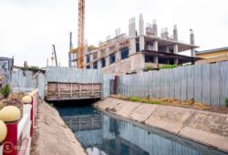 Les Ministres Acacia Bandubola Mbongo et Crispin Mbadu ferment les chantiers de construction fermés dans la commune de la Gombe