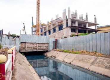 Les Ministres Acacia Bandubola Mbongo et Crispin Mbadu ferment les chantiers de construction fermés dans la commune de la Gombe