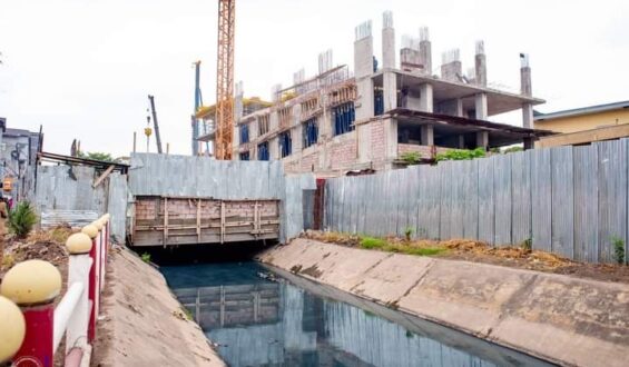 Les Ministres Acacia Bandubola Mbongo et Crispin Mbadu ferment les chantiers de construction fermés dans la commune de la Gombe