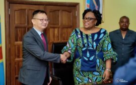 La Ministre de l&rsquo;Enseignement Supérieur et Universitaire reçoit des ordinateurs, don de l’Ambassadeur de la Chine