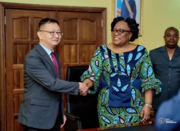 La Ministre de l&rsquo;Enseignement Supérieur et Universitaire reçoit des ordinateurs, don de l’Ambassadeur de la Chine