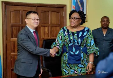 La Ministre de l&rsquo;Enseignement Supérieur et Universitaire reçoit des ordinateurs, don de l’Ambassadeur de la Chine