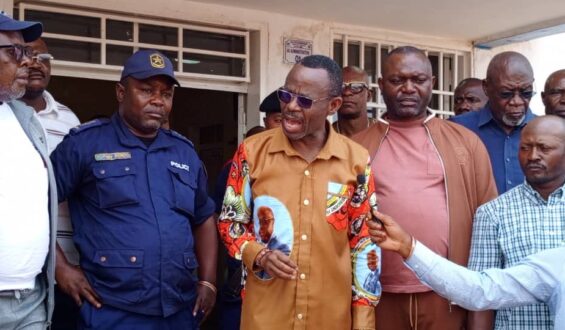 Kasumbalesa : Lutte contre la Criminalité, Trois Groupes des Bandits Présentés au Maire André KAPAMPA.