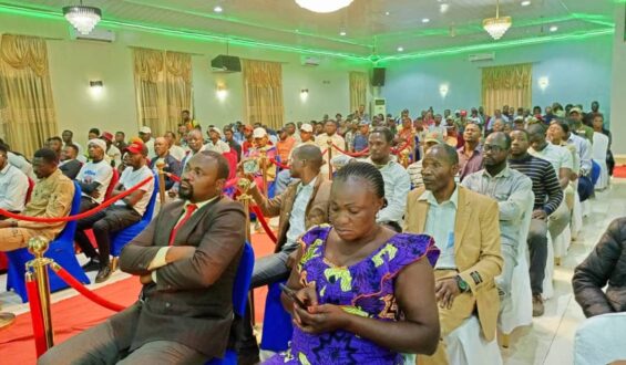 Kasumbalesa : Le Ministre Constant Mutamba libère 13 Prisonniers au Centre Pénitentiaire de la Sodimico.