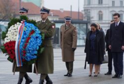 Thérèse Kayikwamba Wagner rend hommage aux victimes de guerre en Pologne et à Goma