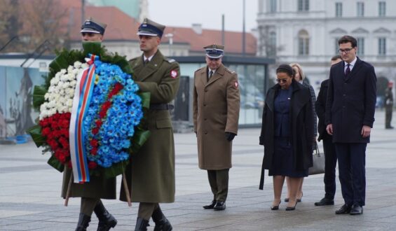 Thérèse Kayikwamba Wagner rend hommage aux victimes de guerre en Pologne et à Goma