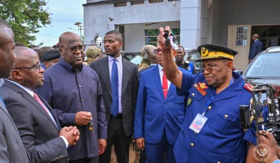 Tanganyika: Le Président Félix Tshisekedi dote des véhicules aux policiers et Administrateurs des territoires.