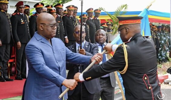 Le Chef d’Etat-Major Banza Mwilambwe porte officiellement l’étendard de commandement des FARDC