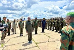 Kananga: le VPM de la défense clôture la formation des officiers subalternes