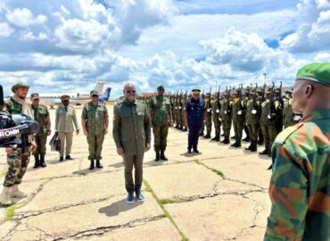 Kananga: le VPM de la défense clôture la formation des officiers subalternes