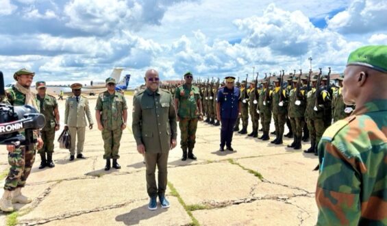 Kananga: le VPM de la défense clôture la formation des officiers subalternes